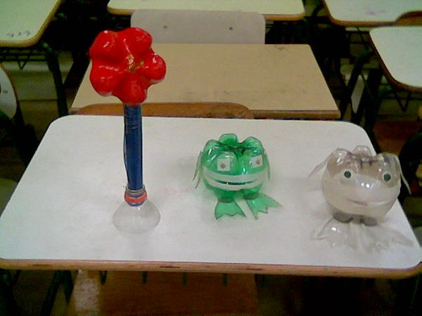 Foto de flor e bichos produzidos com garrafas pet.