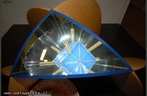 Imagem virtual de um cubo obtida a partir de um caleidoscpio. Aqui pode-se ver em um caleidoscpio os eixos de rotao de ordem 2 do cubo que atravessamos os pontos mdios de arestas opostas.  