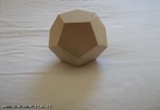 Um dodecaedro regular. 