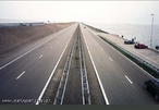 Retas paralelas que parecem encontrar-se, no dique de Afsluitdijk, na Holanda. 