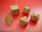 Foto dos cinco poliedros de Plato representados em madeira. 