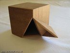 Esta caixa em forma de cubo  aberta de um modo pouco comum e mostra um polgono que pode ser uma seco do cubo.  