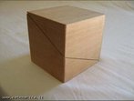 Esta caixa em forma de cubo  seccionada de um modo pouco comum para mostrar uma possibilidade de obter outras figuras a partir da seco de um cubo. 