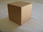 Esta caixa em forma de cubo  seccionada de um modo pouco comum para mostrar uma possibilidade de obter outras figuras a partir da seco de um cubo.  