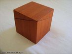 Esta caixa em forma de cubo  seccionada de um modo pouco comum e mostra um polgono que pode ser uma seco do cubo. 