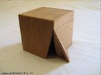 Esta caixa em forma de cubo  seccionada de um modo pouco comum para mostrar uma possibilidade de obter outras figuras a partir da seco de um cubo. 