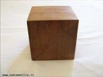 Esta caixa em forma de cubo  seccionada de um modo pouco comum para mostrar uma possibilidade de obter outras figuras a partir da seco de um cubo. 
