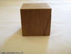 Esta caixa em forma de cubo  seccionada de um modo pouco comum para mostrar uma possibilidade de obter outras figuras a partir da seco de um cubo. 