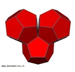 Trs Dodecaedros com uma Aresta em Comum