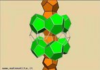 Se procurarmos em dicionrios, a palavra mosaico comumente vai aparecer com o significado de dar forma ou arranjar pequenos quadrados em padro de ladrilhagem, pois as primeiras ladrilhagens foram feitas com ladrilhos quadrados. Contudo, j h algum tempo os mesmos so confeccionados com polgonos (regulares ou no). Assim, com esta imagem o Professor alm de mostrar que um polgono regular possui 3 ou 4 ou 5 ou mais lados e ngulos, todos iguais, levando os estudantes a perceberem que apenas trs polgonos regulares so usados no plano euclideano para a confeco de mosaicos regulares: tringulos, quadrados ou hexgonos, ou seja, que para que se possa confeccionar um mosaico regular, os polgonos devem preencher o plano em cada vrtice e o ngulo interno deve ser um divisor exato de 360 graus, o que  verdadeiro apenas para os polgonos mencionados, alm disso, o professor pode mostrar a vriao dessas propriedades quando o mosaico  construdo de forma espacial, por meio dos chamados "polgonos curvos". O Professor pode, ainda, trabalhar a questo da semelhana, via simetria e, dependendo do mosaico construdo, trabalhar propriedades da Geometria No Euclideana. 